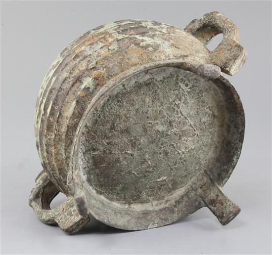 A large Chinese archaic bronze tripod ritual food vessel, Gui, late Western Zhou dynasty, 9th - 8th century B.C., 33.5cm x 18.5cm